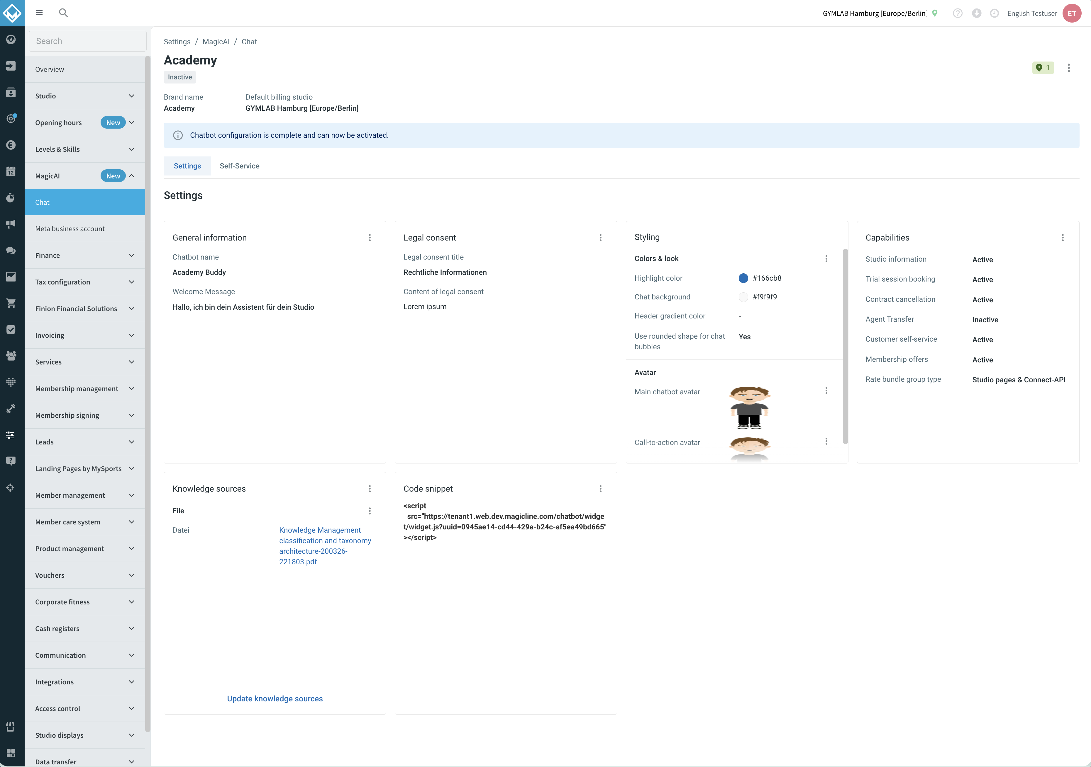 Elenco di panoramica di MagicAI Chat con il nuovo layout delle colonne: Nome con chip Bozza in linea, Nome del marchio, Nome del chatbot, Ultimo aggiornamento, Pubblicato per (con conteggio delle sedi e chip Attivo), Sedi, oltre alla voce della barra laterale Impostazioni / MagicAI / Chat a sinistra.