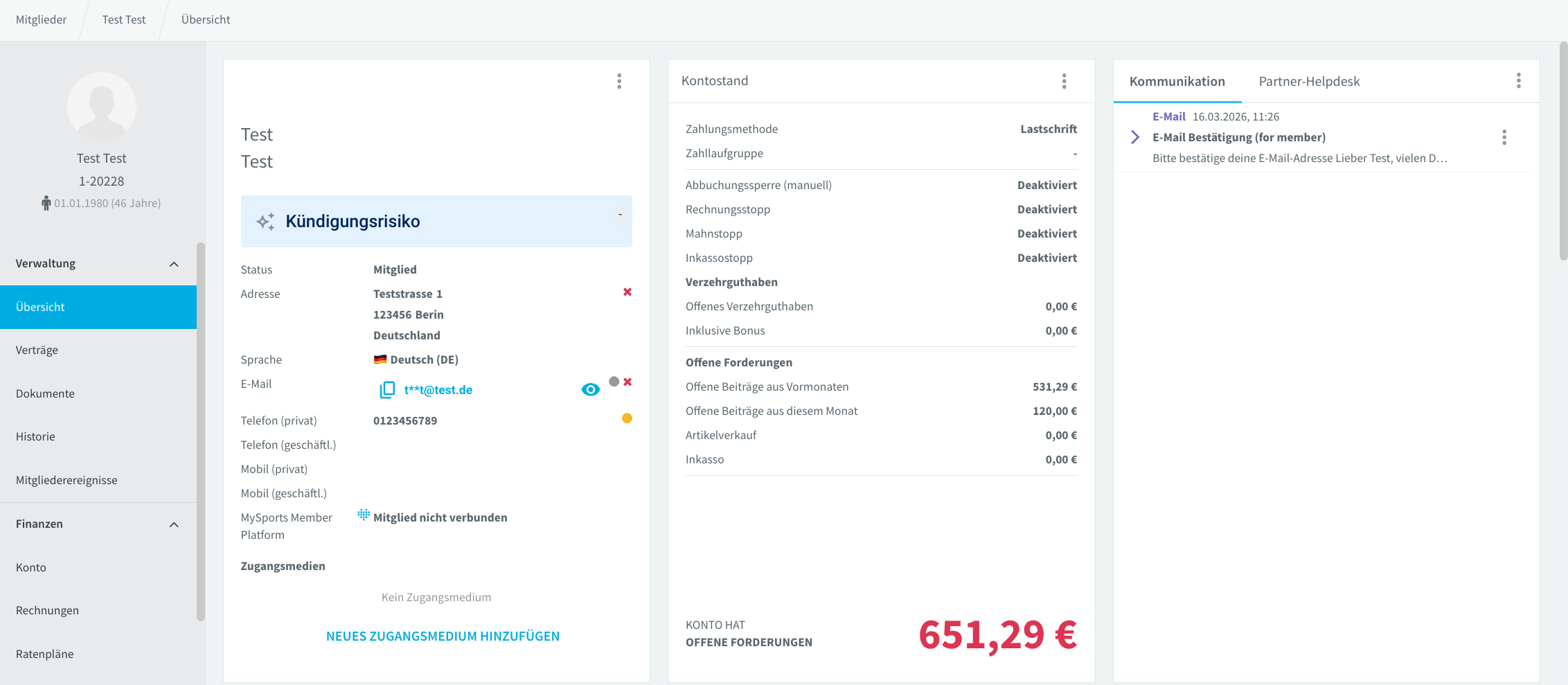 Mitglieder-Übersicht mit maskiert dargestellter E-Mail-Adresse und dem Einblende-Symbol (Auge) daneben.