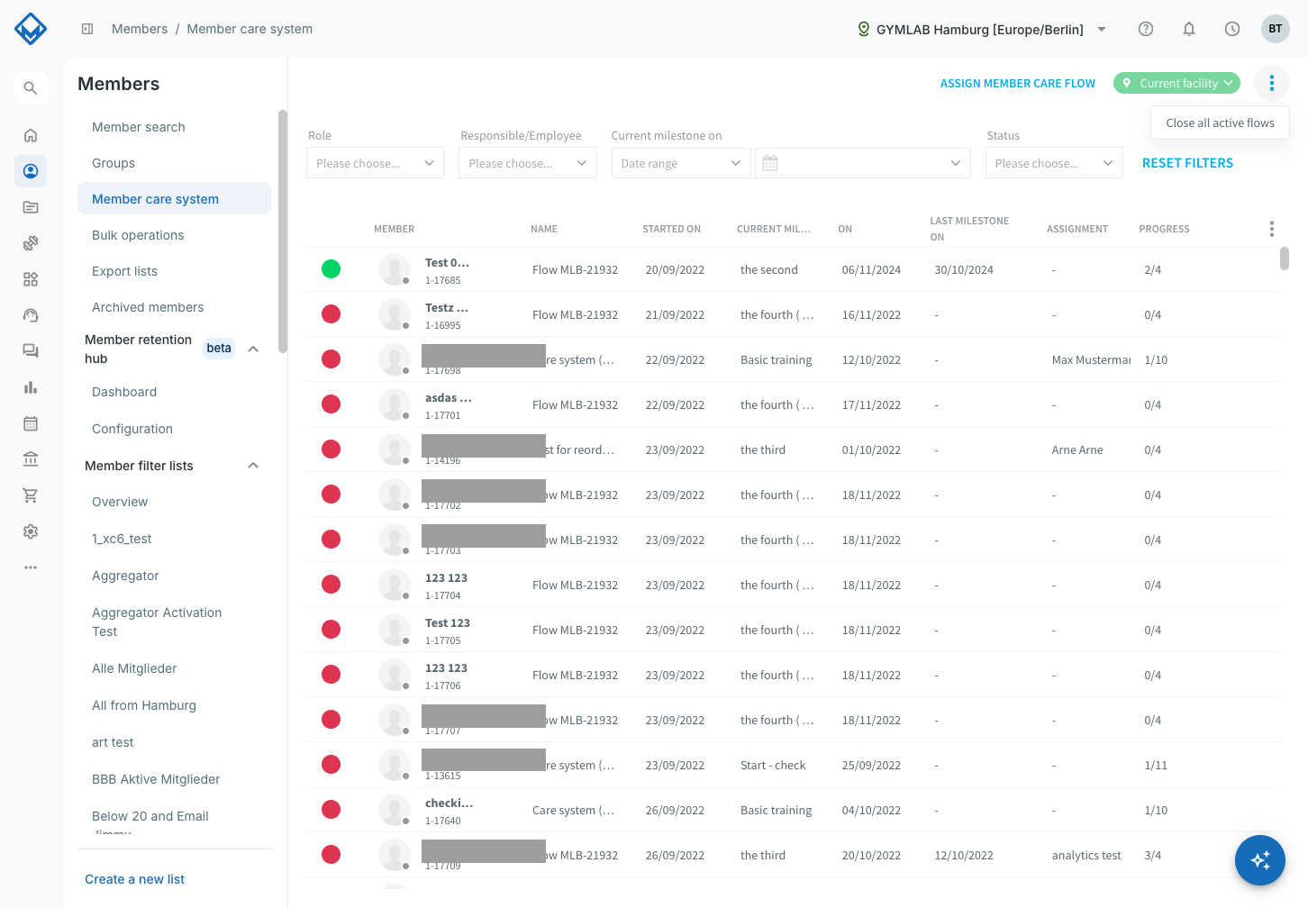 Vue d'ensemble du suivi des membres avec des parcours actifs dans la liste et le menu d'options ouvert avec l'entrée Close all active flows
